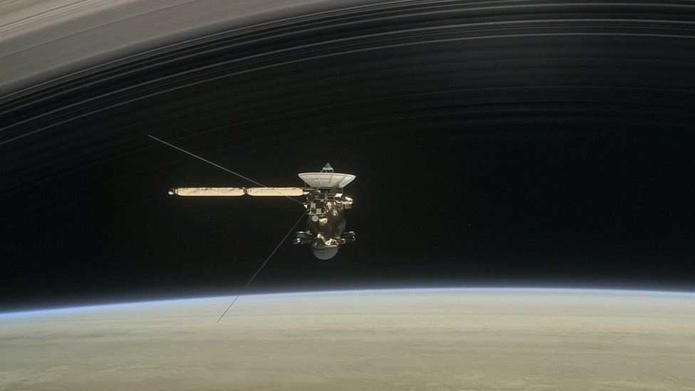 Ilustración de la sonda Cassini aproximándose a Saturno