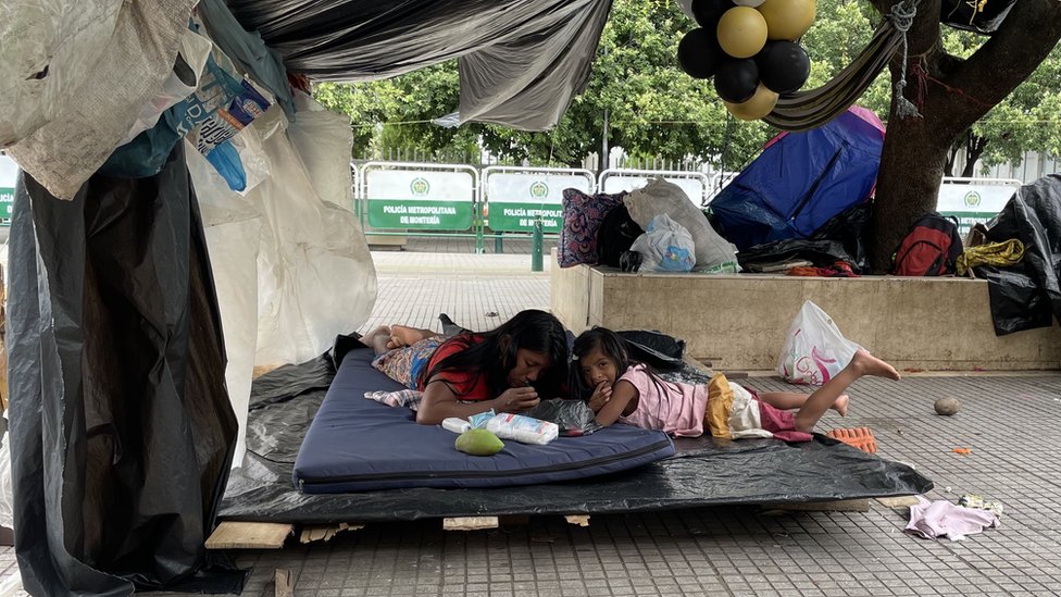 Niños embera durement bajo un toldo en Montería