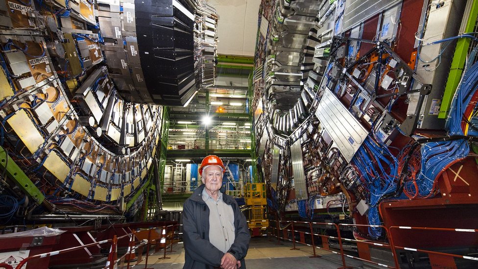 Peter Higgs en el Gran Colisionador de Hadrones, ubicado en la frontera entre Francia y Suiza.
