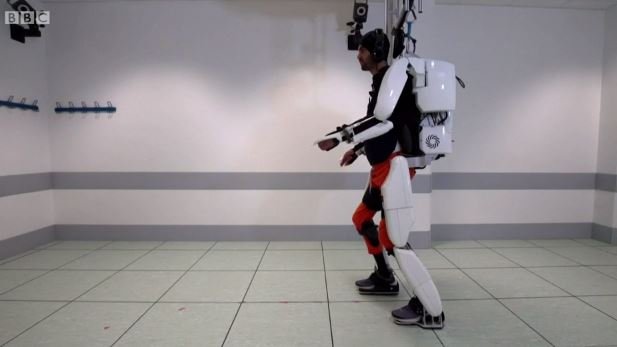 Exoskeleton yang dikendalikan otak memungkinkan pria lumpuh berjalan di laboratorium.