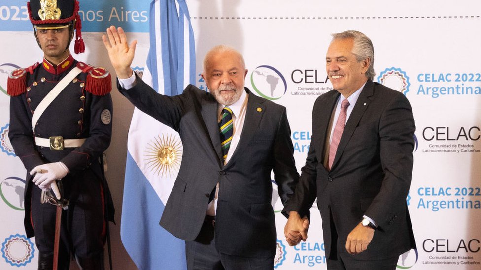 Lula y Alberto Fernández cogidos de la mano