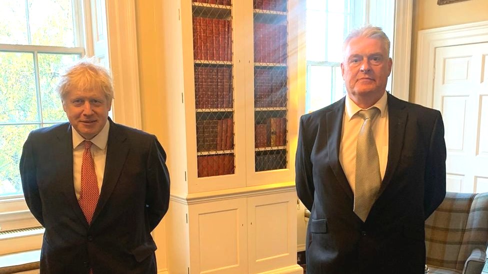 Премьер-министр Борис Джонсон стоит рядом с депутатом Ли Андерсона в прошлый четверг