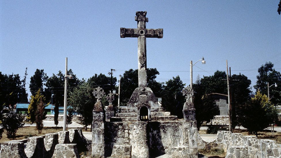 Patio con cruz de iglesia en San Felipe de los Alzati, al sur de Cuidad Hidalgo.