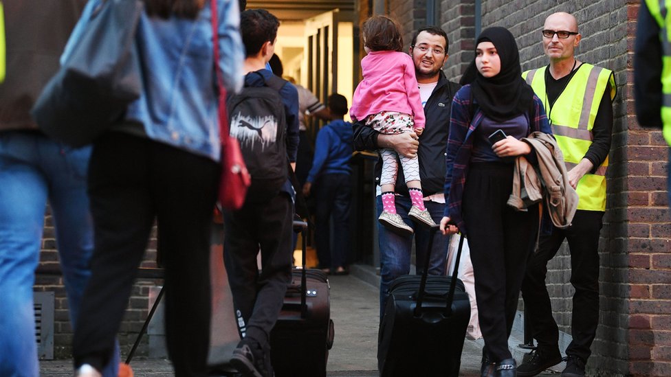 Los funcionarios locales han ido visitando cada apartamento para garantizar la evacuación total de las viviendas. Funcionarios locales y residentes de las torres desalojadas.