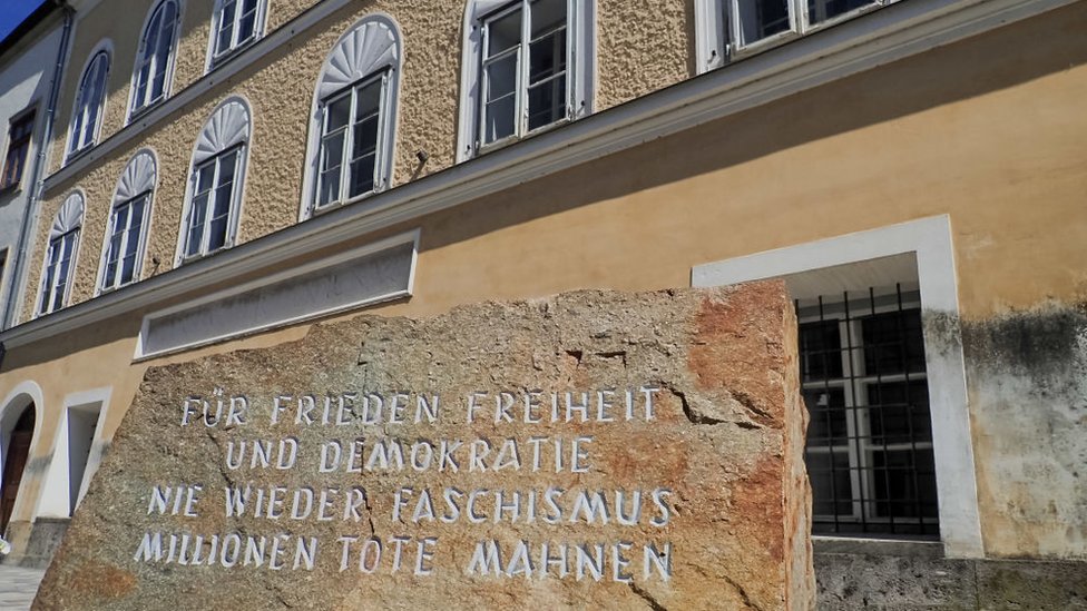 Bloque de piedra frente a la casa de Hitler que dice "Por la paz, la libertad y la democracia. Nunca más fascismo. Millones de muertos lo advierten".