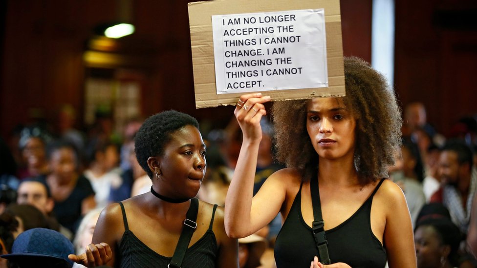 Протест студентов во время массового студенческого собрания под лозунгом #FeesMustFall в Университете Кейптауна (UCT), ЮАР, 19 сентября 2016 г.