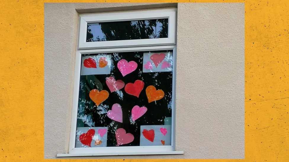 Сердечки в окне