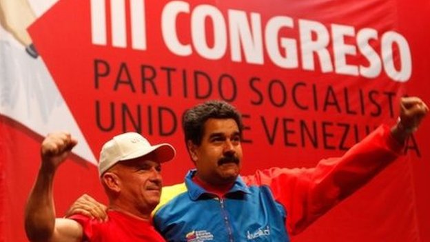 Президент Венесуэлы Николас Мадуро (справа) обнимает генерала Уго Карвахала на съезде Социалистической партии в Каракасе 27 июля 2014 г.