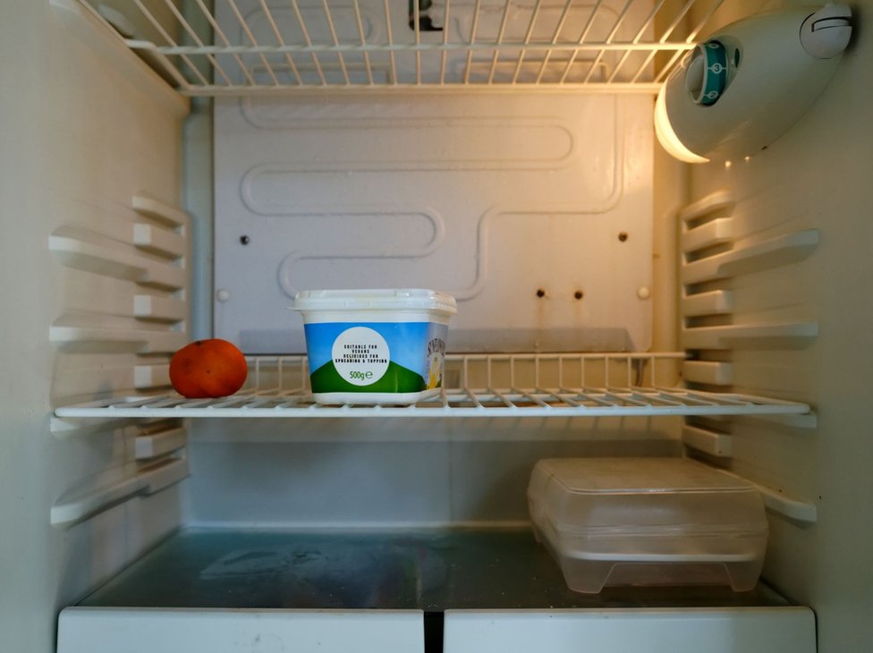 A geladeira de Turner guardava algumas verduras nas gavetas de baixo, um pote de margarina e uma tangerina, no dia em que ele recebeu a reportagem da BBC.