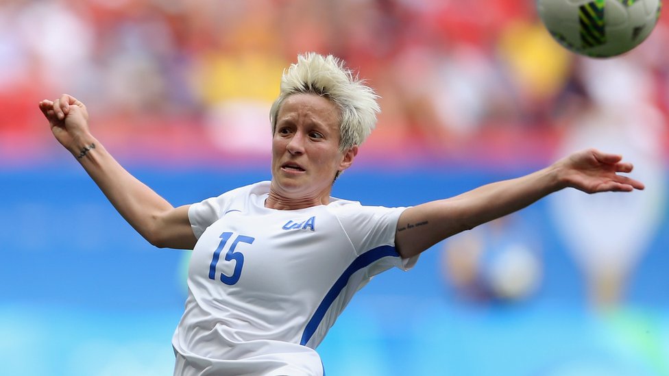 La futbolista Megan Rapinoe, campeona del mundo con Estados Unidos, también se sumó a la causa de Kaerpernick en un partido con su club, el Seattle Reign. Megan Rapinoe en acción en el mundial de Estados Unidos.