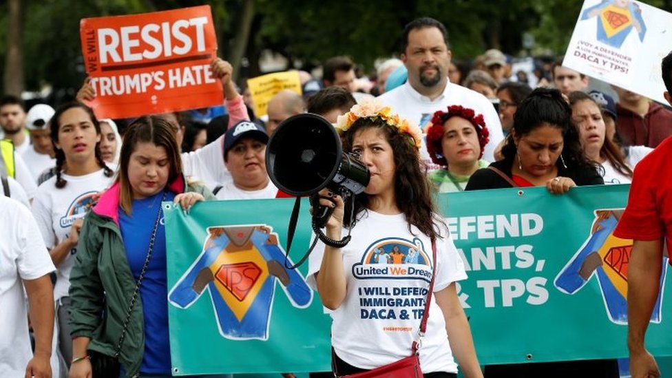 Демонстранты с вывесками маршируют во время митинга иммиграционных активистов CASA и United We Dream, требующих от администрации Трампа защиты программы отложенных действий в отношении прибытия детей (DACA) и программ временного статуса защиты (TPS), Вашингтон, США, 15 августа 2017 года.