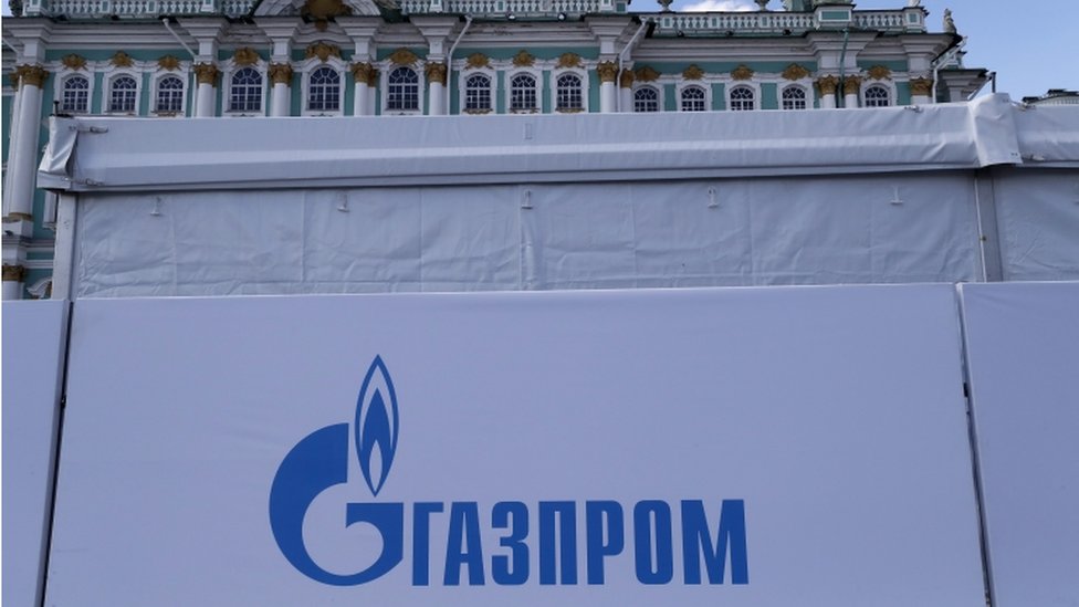 Logo de Gazprom en San Petersburgo.