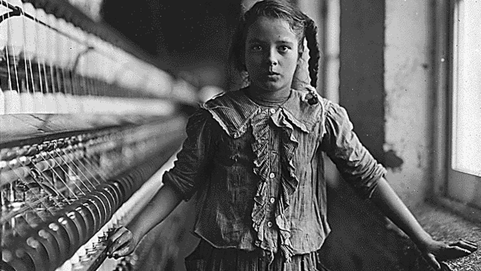 Una niña trabajadora en una hilandería. (Foto: Lewis Hines / Cortesía del Archivo Nacional de Estados Unidos) (Foto: Lewis Hines / Cortesía del Archivo Nacional de Estados Unidos)