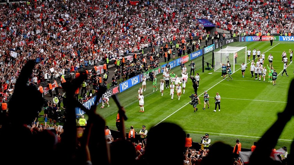 [출처: Getty Images] 그린 월드컵에선 팬들이 항공기를 타고 현지로 가지 않아도 웸블리와 같은 국립 경기장에서 디지털 방식으로 경기를 시청할 수 있다