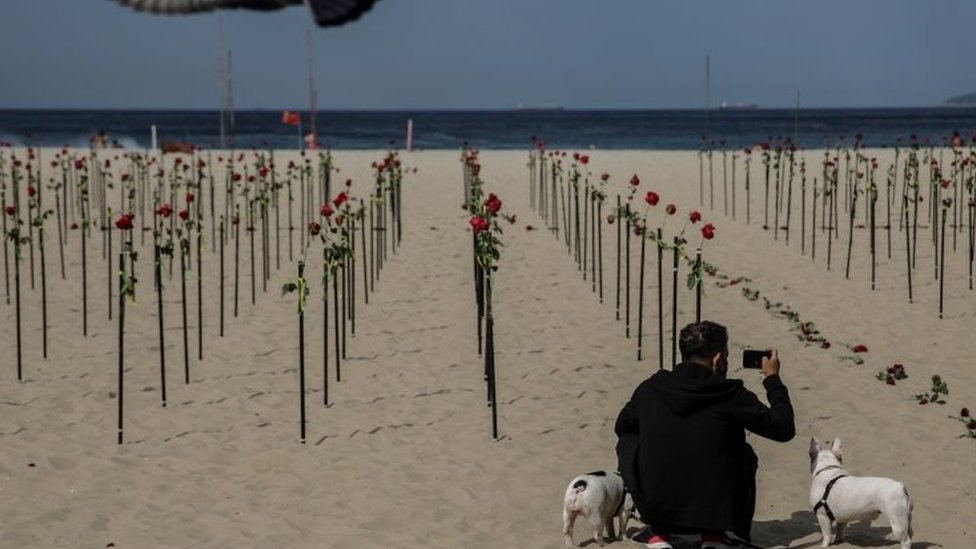 Homenagem a vítimas da covid-19 em Copacabana