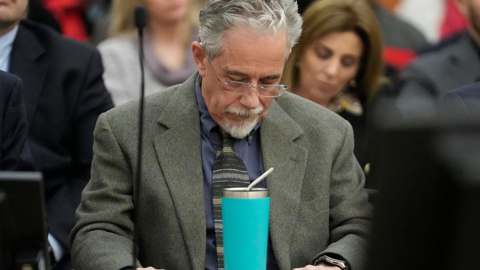 غوينيث بالترو: تعويض الممثلة الأمريكية "بدولار رمزي واحد" بعد تبرئتها في قضية حادث التزلج 2 طبيب العيون يري ساندرسون