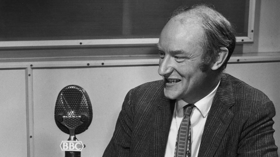 Crick, quien falleció en 2004 a los 88 años, habló varias veces con la BBC a lo largo de su vida sobre su trabajo. Francis Crick en un estudio de radio de la BBC en los años 60.