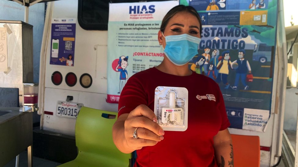 Voluntaria de Prevencasa en Tijuana muestra la naloxona