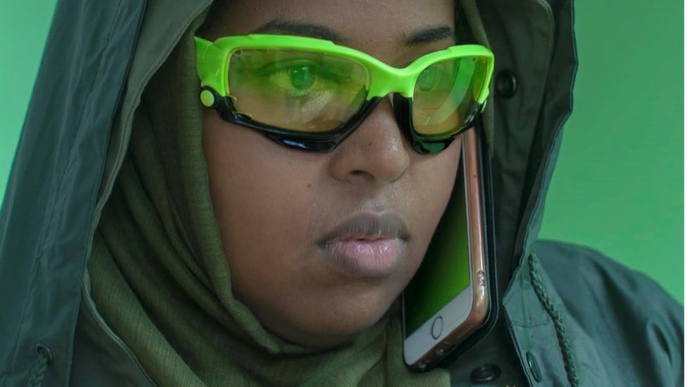 Esta imagen de una mujer con un velo y hablando por teléfono no pudo publicarse en la red social. Pics or it didnt happen