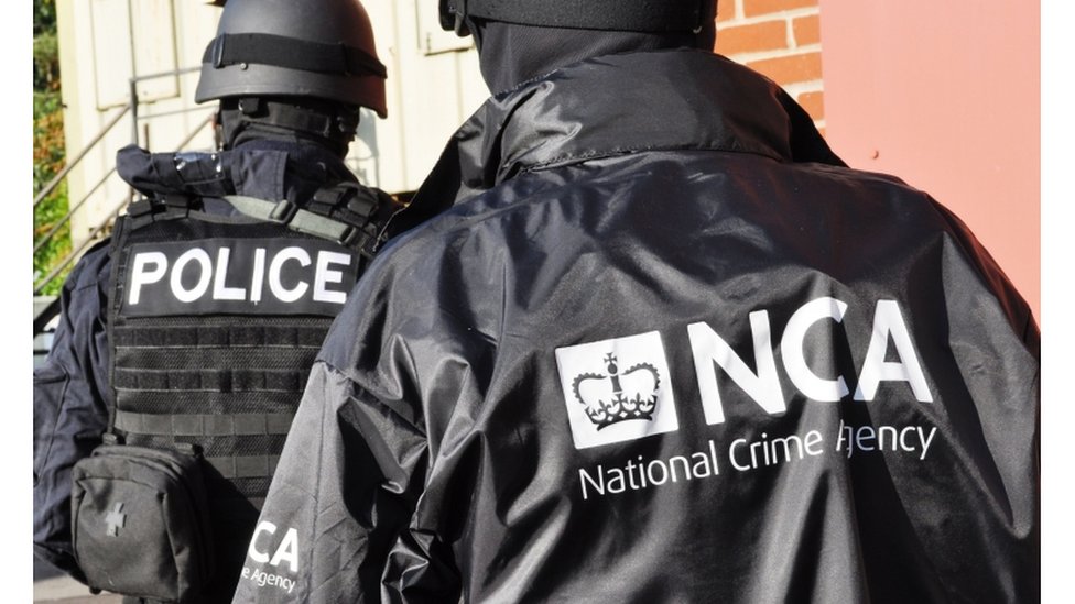 Офицеры Национального агентства по борьбе с преступностью