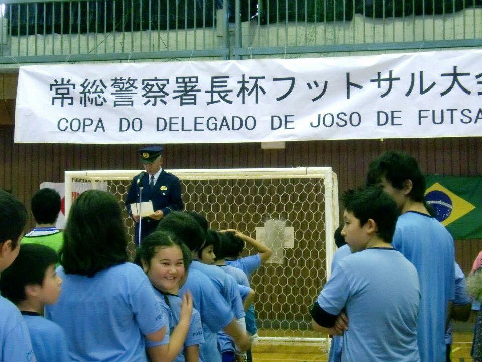 Agente de la policía en una escuela de Japón.