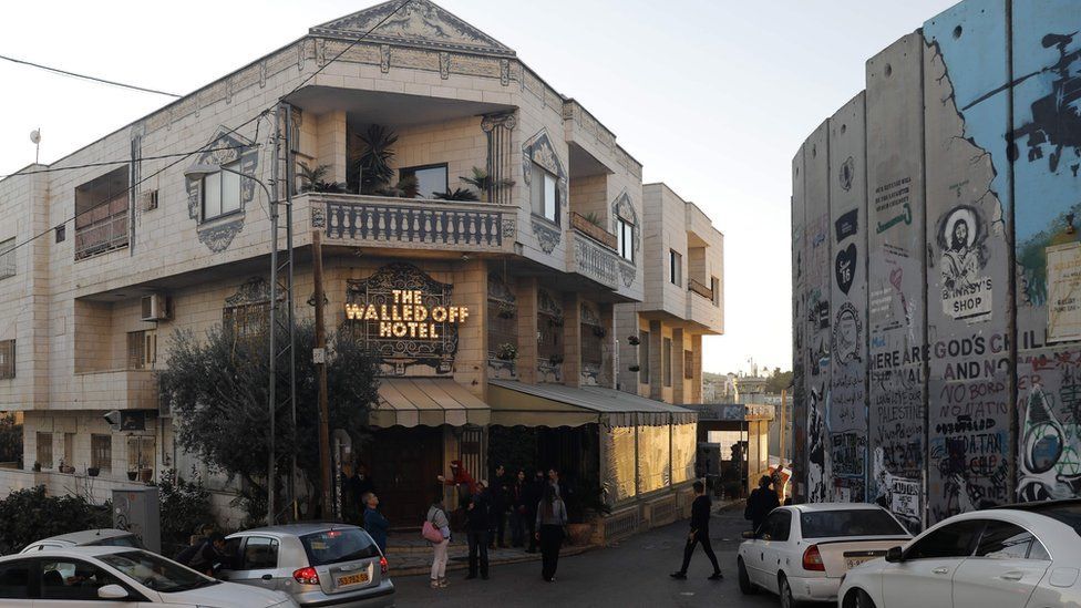 Banksy'nin dünyanın en kötü manzaralı oteli dediği The Walled Off Hotel İsrail'in güvenlik gerekçesiyle inşa ettiği beton duvara bakıyor