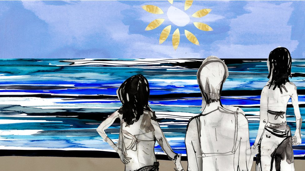 Две девушки и женщина на пляже, глядя на море