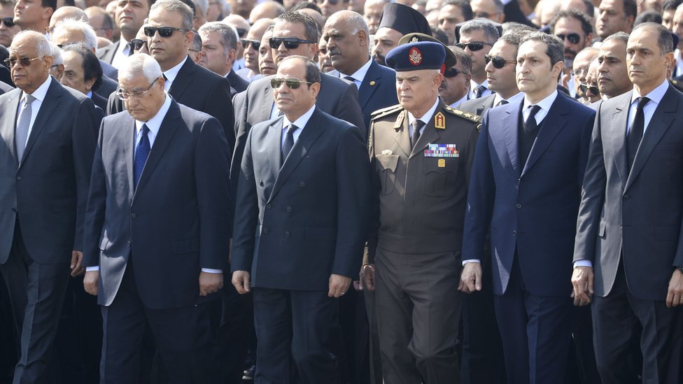 Президент Абдул Фаттах ас-Сиси (в центре) стоит рядом с сыновьями Хосни Мубарака Алаа (второй справа) и Гамалем (справа) на похоронах в Каире (26 февраля 2020 г.)