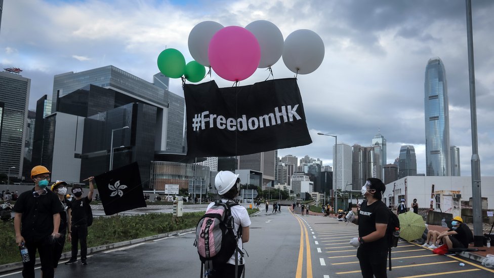 香港示威者升起寫有「FreedomHK」的黑色旗幟