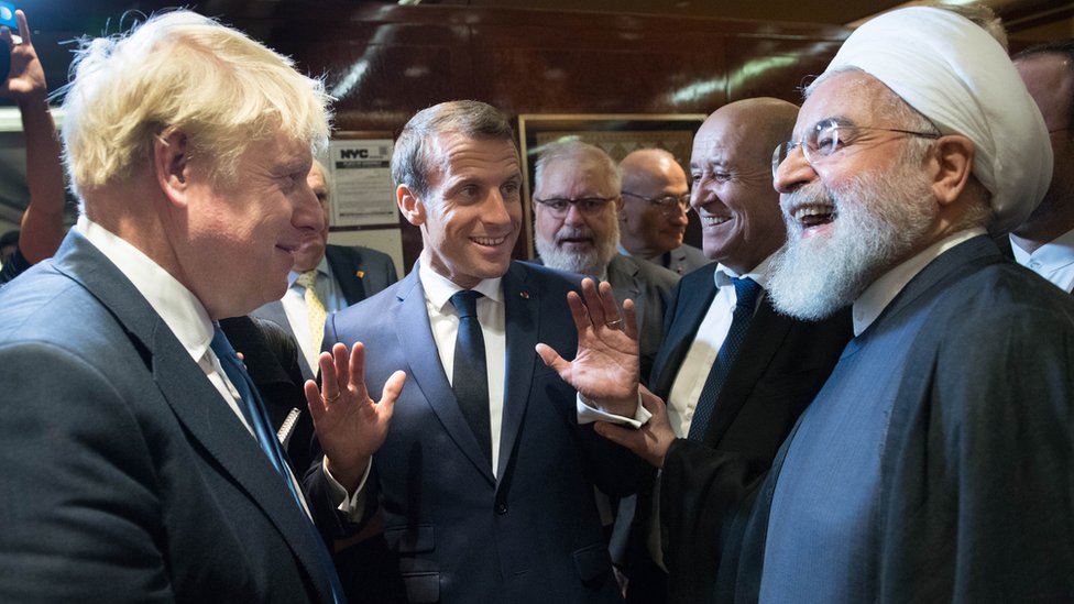 Премьер-министр Великобритании Борис Джонсон (слева), президент Франции Эммануэль Макрон (в центре) и президент Ирана Хасан Рухани (справа) обсуждают на Генеральной Ассамблее ООН в Нью-Йорке 24 сентября 2019 года.