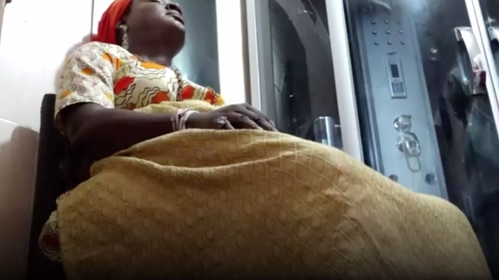 Mujer nigeriana durante un baño de vapor vaginal.