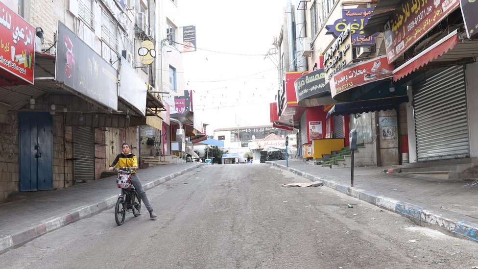 الضفة الغربية: إضراب شامل بعد قتل الجيش الإسرائيلي ستة فلسطينيين بينهم منفذ عملية حوارة 2 إضراب في الضفة الغربية