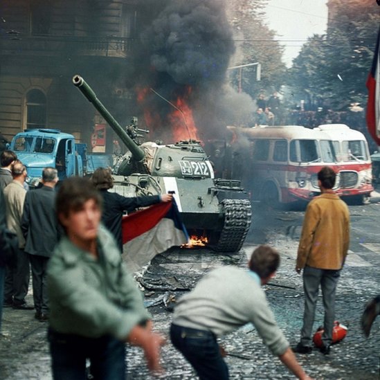 Protesta en Praga contra la invasión soviética.