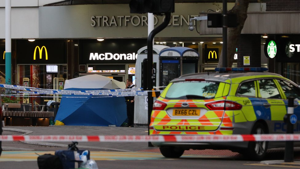 Полиция в Стратфорде, восточный Лондон, после того, как подросток был смертельно ранен возле Стратфордского Бродвея
