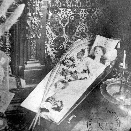Sarah Bernhardt durmiendo en un ataúd