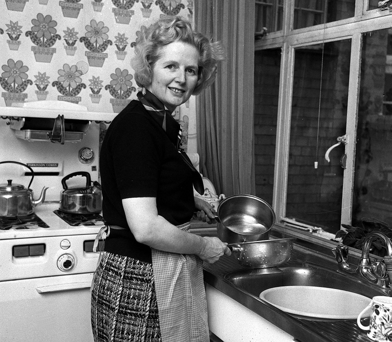 1975年2月1日，撒切爾夫人在倫敦切爾西公寓廚房。
