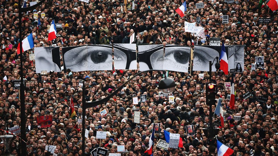 Демонстранты идут по бульвару Вольтера на митинг единства в Париже после террористических атак в январе 2015 года