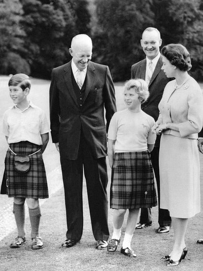 1959 年，艾森豪威爾總統會見王室成員、伊麗莎白二世女王和未來的查爾斯國王