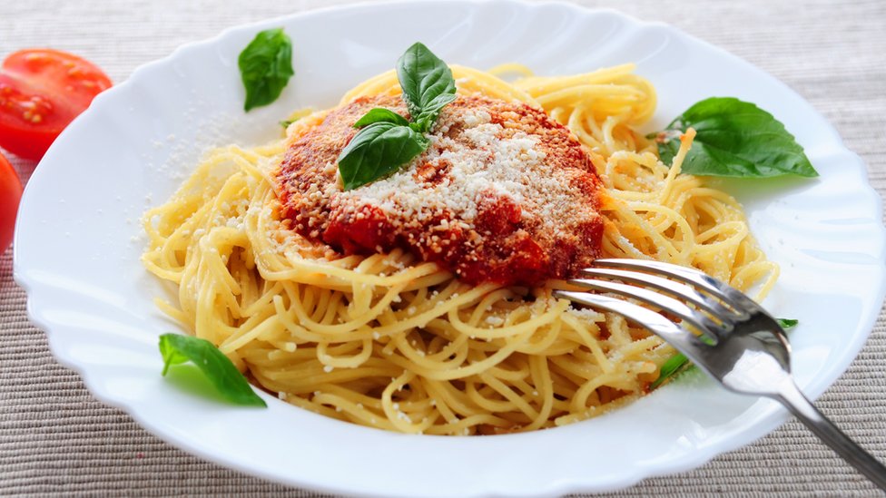 El estudiante devoró un plato de pasta al salir de la cueva. Plato de pasta con tomate