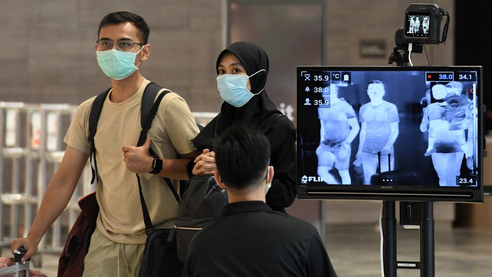 Una pareja a su llegada al aeropuerto Changi de Singapur