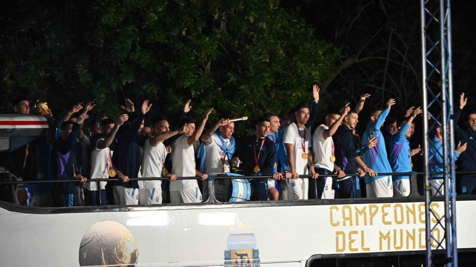 La selección nacional de fútbol de Argentina a bordo de un autobús
