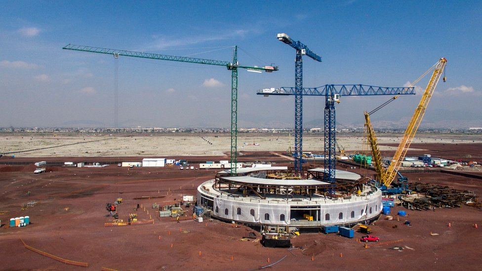 Obras y materiales de construcción del Nuevo Aeropuerto Internacional de México en Texcoco, Ciudad de México.