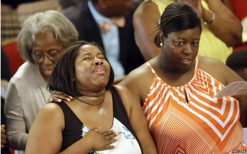 Прихожане поют во время службы в Африканской методистской епископальной церкви Эмануэля в Чарльстоне, Южная Каролина, 21 июня 2015 г.
