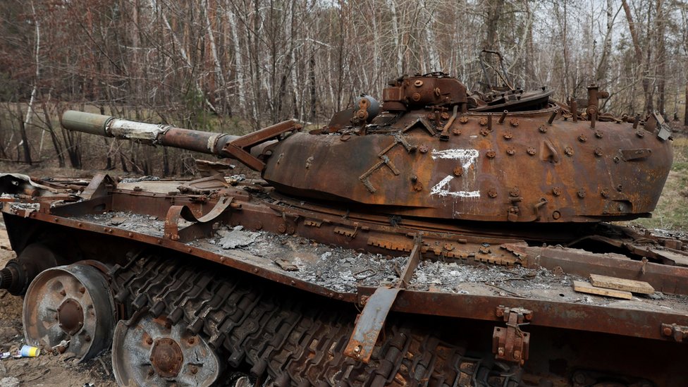 fotografija uništenog ruskog tenka u Ukrajini