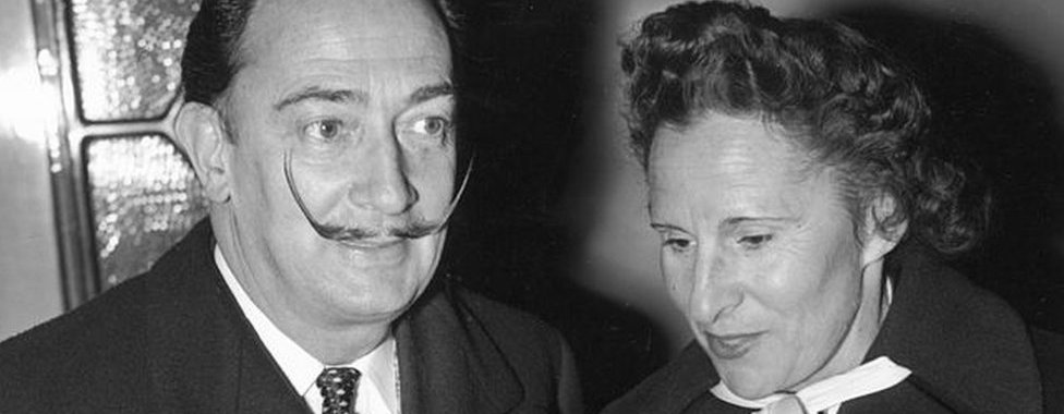 Испанский художник Сальвадор Дали и его жена Гала в Лондоне 26 апреля 1955 г.
