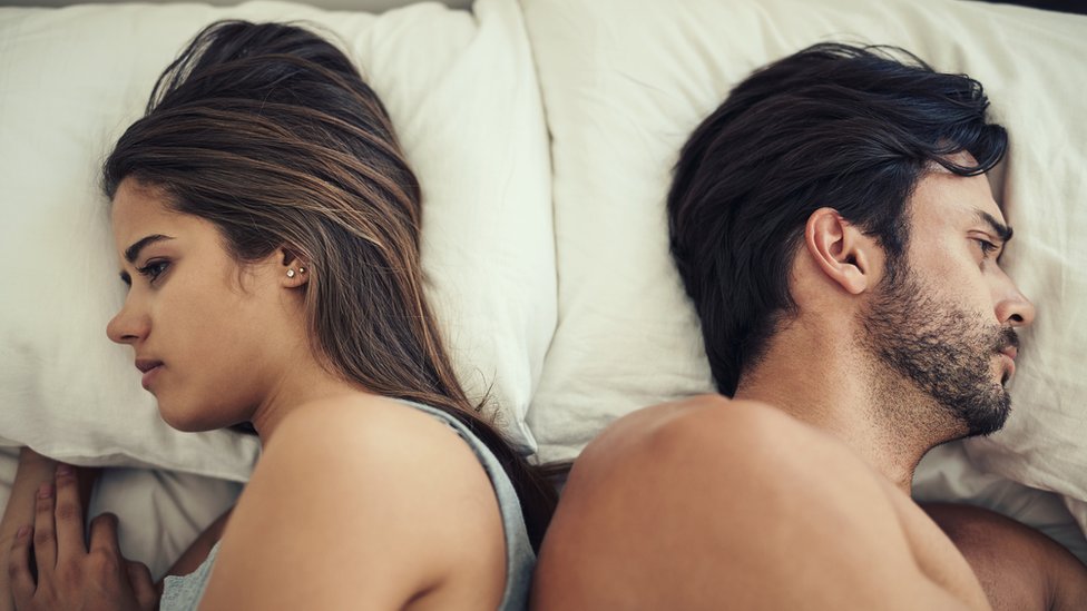 Una ruptura puede ser el momento ideal para dar un cambio a nuestra vida. Una pareja en la cama enojada.