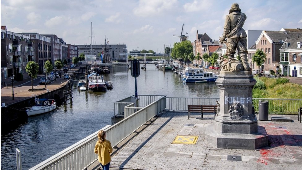 Слово «убийца» было написано на статуе Пита Хейна в Роттердаме в прошлом месяце