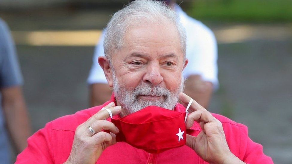 Lula da Silva se coloca una mascarilla