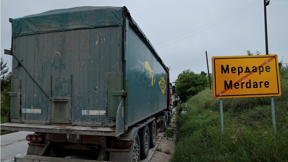 Srbija i Kosovo: Uhapšeni kosovski policajci pušteni da se brane sa slobode i predati Kosovu 8 MERDARE