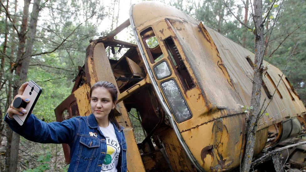 Una turista se toma una selfie en los alrededores de Chernóbil.